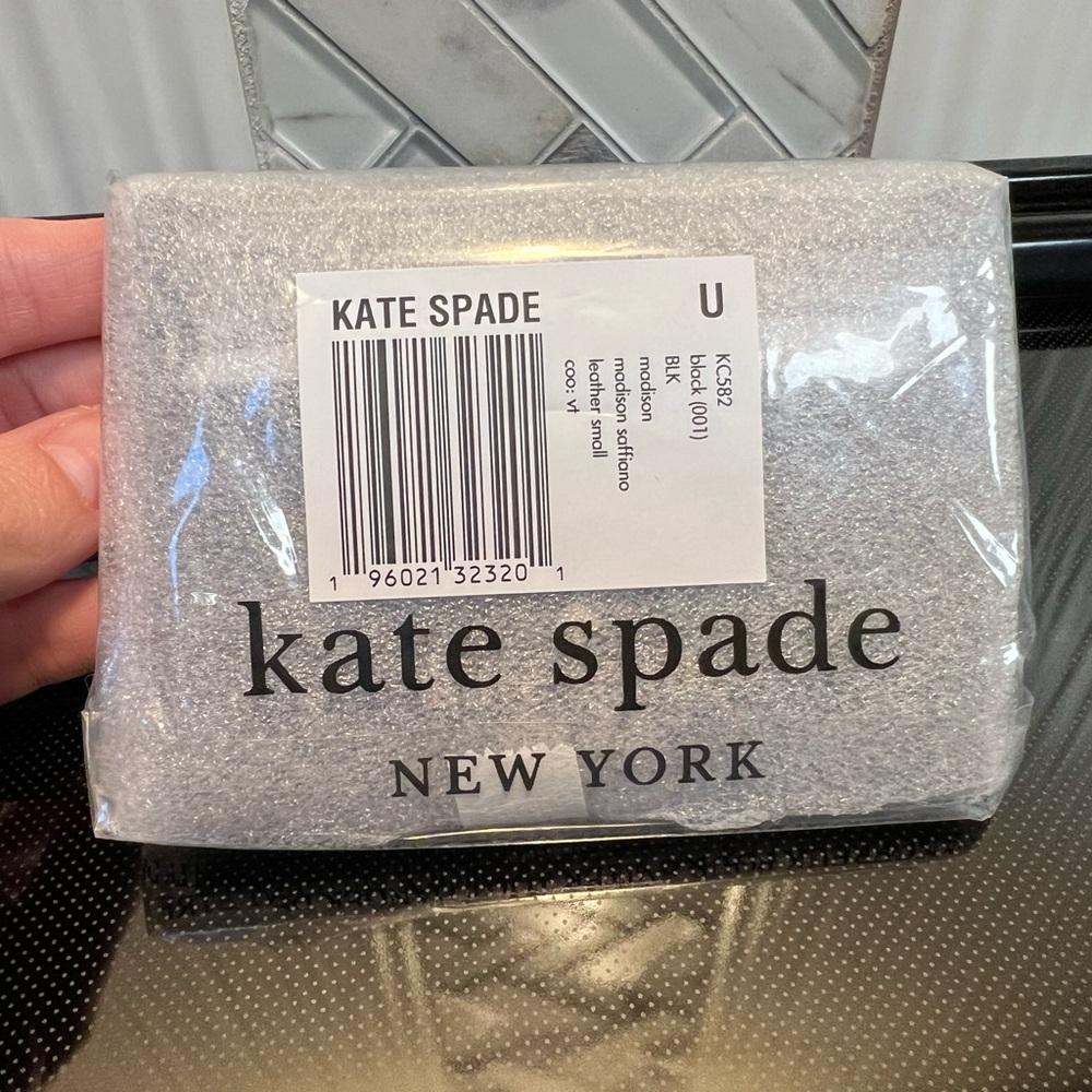 Small Slim Black Madison Card Holder Black Kate Spade New in packaging